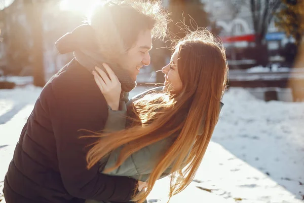 Kochająca para spacerująca w zimowym parku — Zdjęcie stockowe