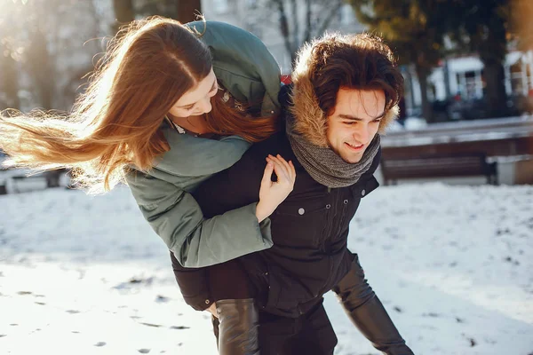Couple amoureux marchant dans un parc d'hiver — Photo