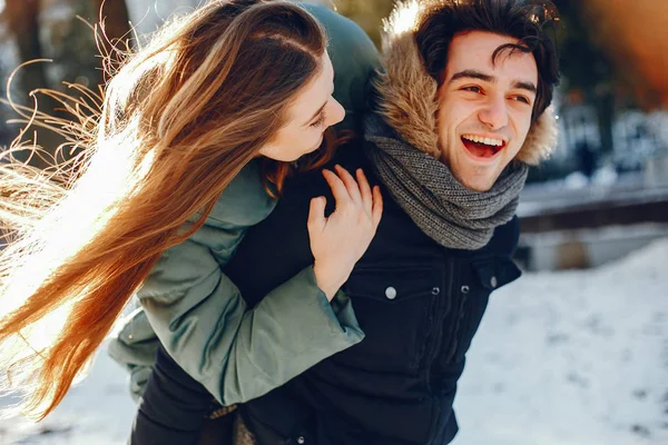 Couple amoureux marchant dans un parc d'hiver — Photo