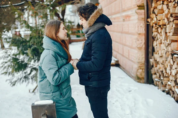 Sevgi dolu çift ayakta bir kış parkta