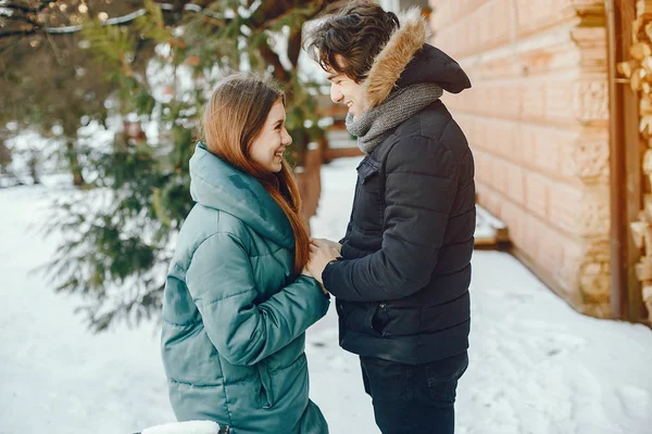 Sevgi dolu çift ayakta bir kış parkta
