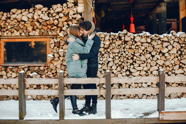 Sevgi dolu çift ayakta bir kış parkta