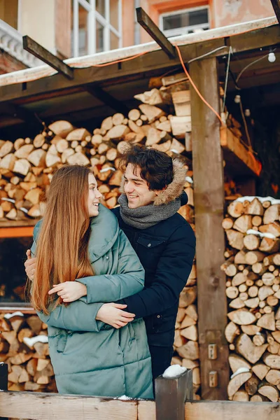 Sevgi dolu çift ayakta bir kış parkta