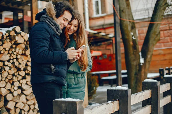 Liebespaar steht im Winterpark — Stockfoto