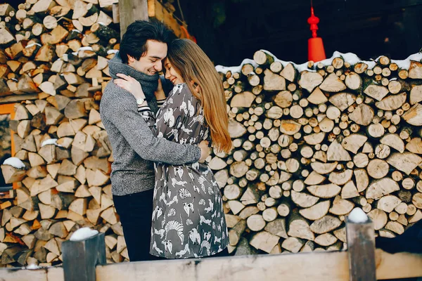 Любящая пара, стоящая в зимнем парке — стоковое фото