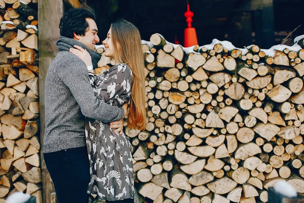 Couple amoureux debout dans un parc d'hiver — Photo