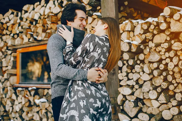 Couple amoureux debout dans un parc d'hiver — Photo
