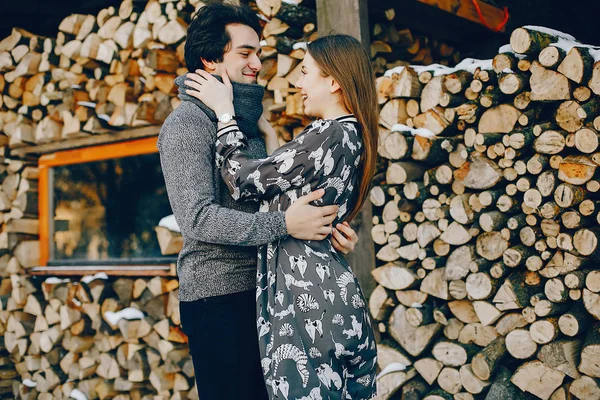 Couple amoureux debout dans un parc d'hiver — Photo