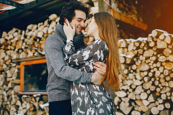 Sevgi dolu çift ayakta bir kış parkta