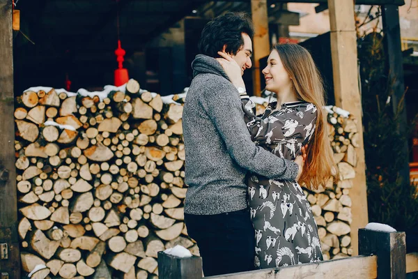 Couple amoureux debout dans un parc d'hiver — Photo