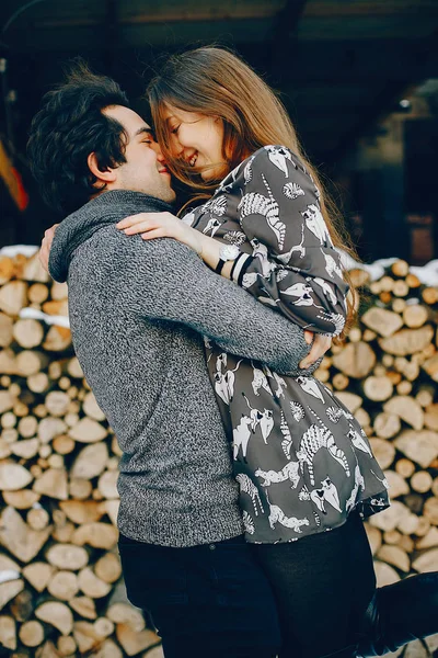 Sevgi dolu çift ayakta bir kış parkta