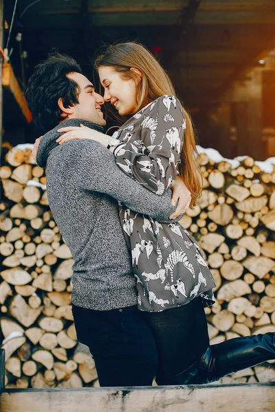 Sevgi dolu çift ayakta bir kış parkta