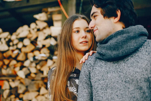 Sevgi dolu çift ayakta bir kış parkta