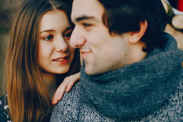 Sevgi dolu çift ayakta bir kış parkta