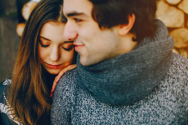 Sevgi dolu çift ayakta bir kış parkta