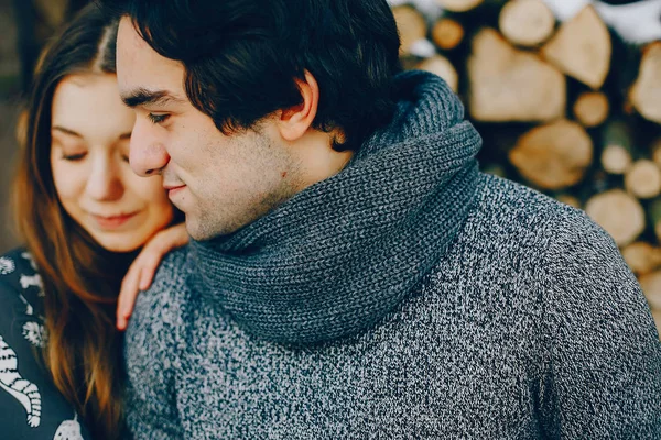 Casal amoroso em pé em um parque de inverno — Fotografia de Stock