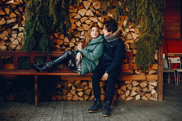 Sevgi dolu çift bir kış parkta oturan