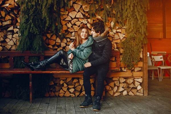 Sevgi dolu çift bir kış parkta oturan