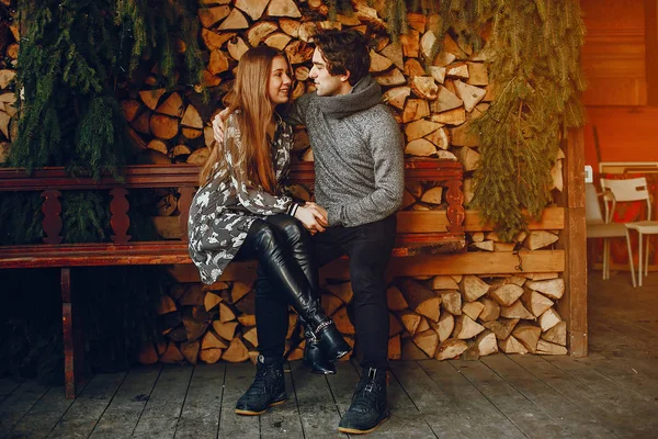 Tatlı ve sevgi dolu iki kış park içinde