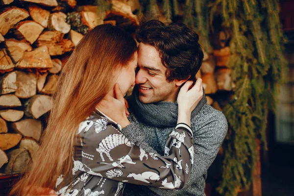 Couple mignon et aimant dans un parc d'hiver — Photo