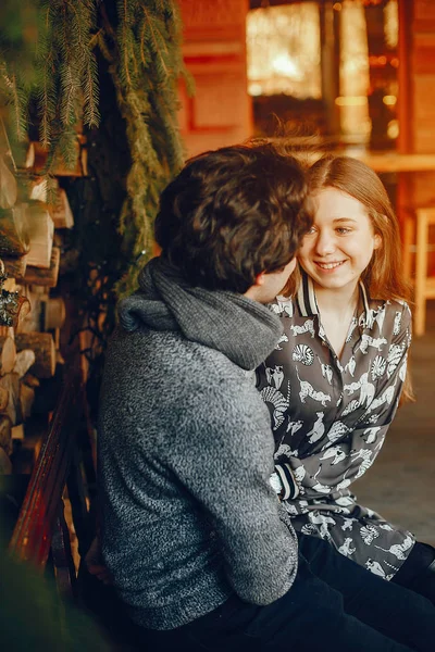 Nettes und liebevolles Paar im Winterpark — Stockfoto