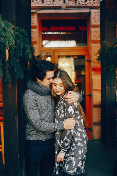 冬市にかわいいと愛情のあるカップル — ストック写真