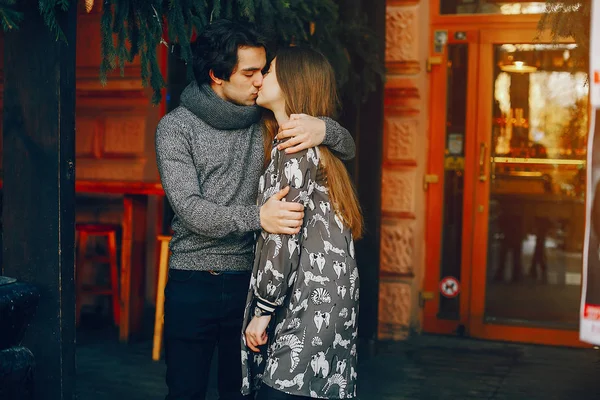 Şirin ve sevgi dolu bir çift bir kış City