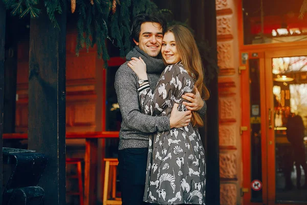 Şirin ve sevgi dolu bir çift bir kış City