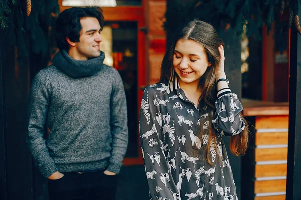 Şirin ve sevgi dolu bir çift bir kış City