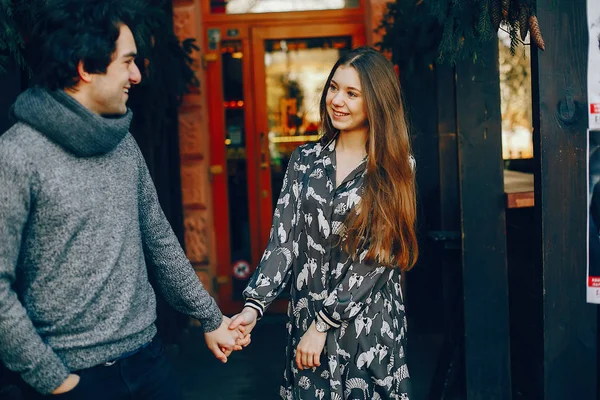 Şirin ve sevgi dolu bir çift bir kış City