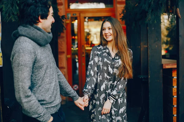 Şirin ve sevgi dolu bir çift bir kış City