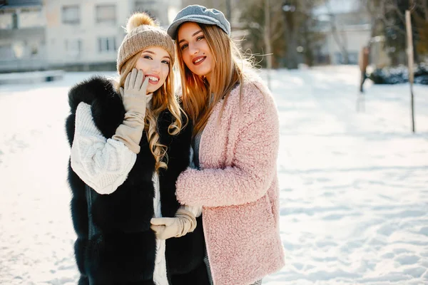 Meisjes in de winter — Stockfoto