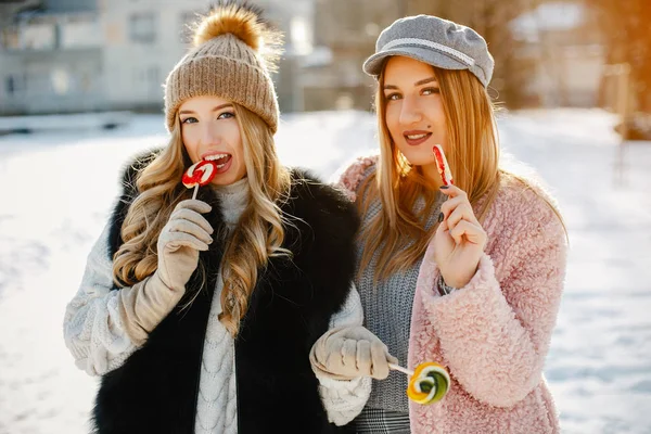 Lányok, télen — Stock Fotó