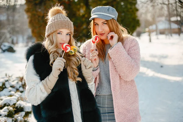 Meninas no inverno — Fotografia de Stock