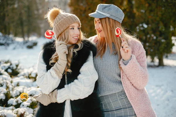 Las niñas en invierno —  Fotos de Stock