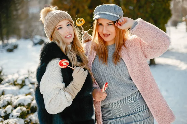 Las niñas en invierno —  Fotos de Stock