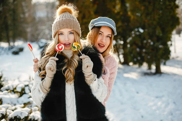 Las niñas en invierno —  Fotos de Stock