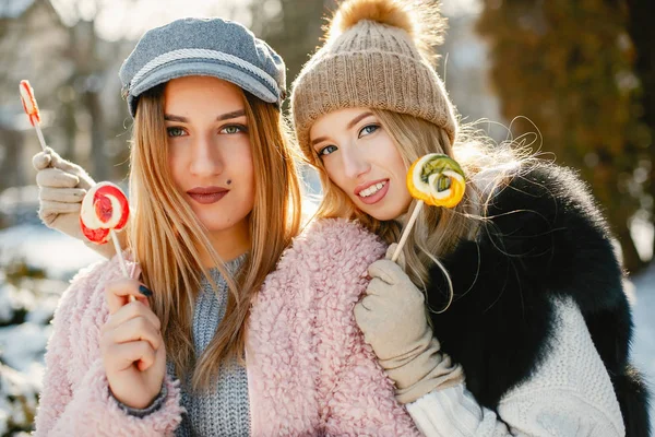 Las niñas en invierno —  Fotos de Stock