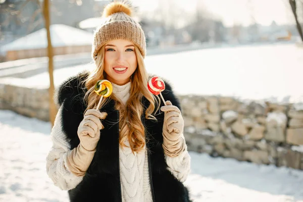 Menina com doces — Fotografia de Stock