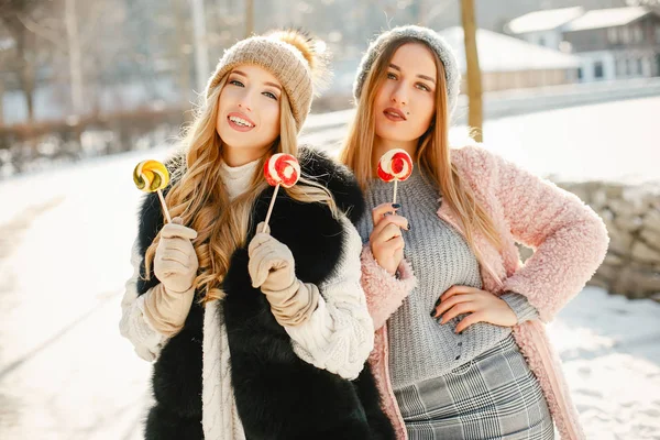 Las niñas en invierno —  Fotos de Stock