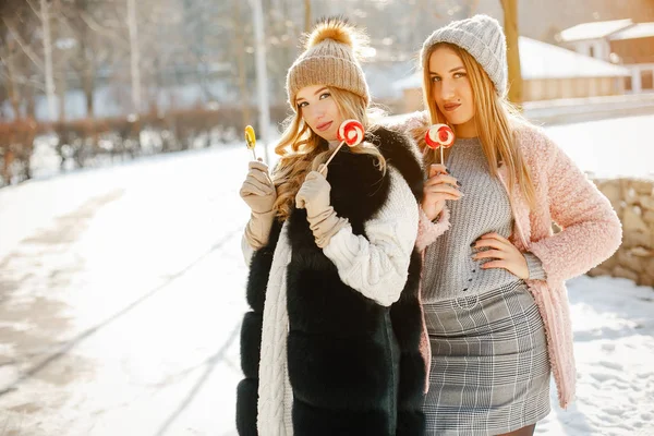Meninas no inverno — Fotografia de Stock