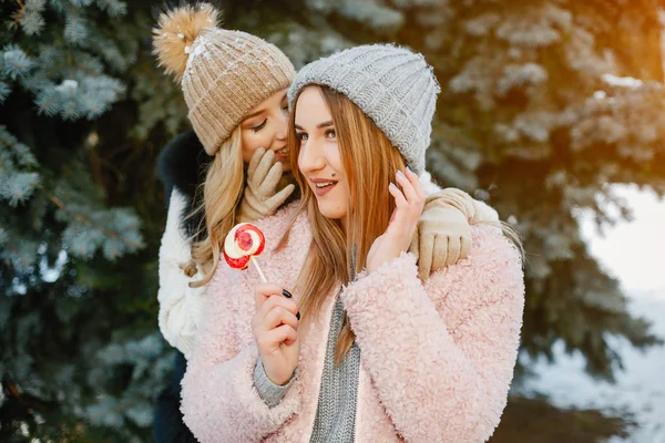Las niñas en invierno —  Fotos de Stock
