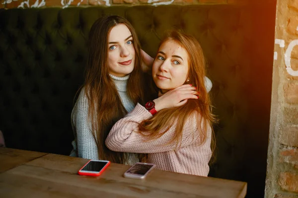 Filles avec téléphone — Photo