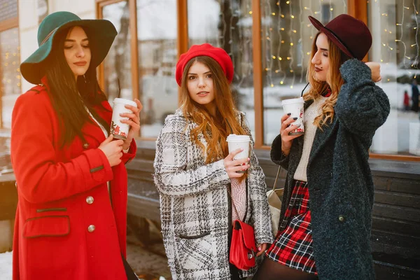 Meninas no inverno — Fotografia de Stock