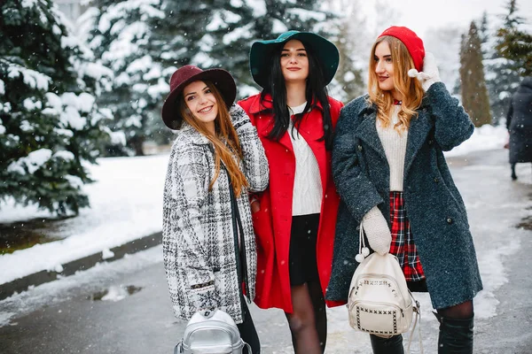 Kızlar kış — Stok fotoğraf