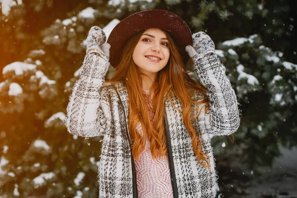 Menina no inverno — Fotografia de Stock