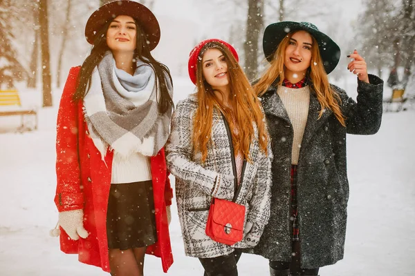 Las niñas en invierno — Foto de Stock