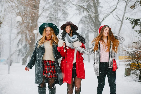 Ragazze in inverno — Foto Stock