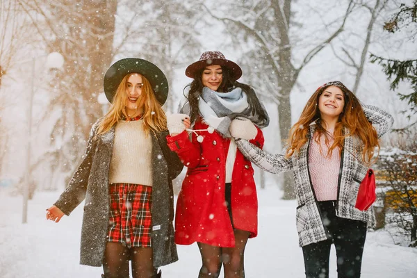 Ragazze in inverno — Foto Stock