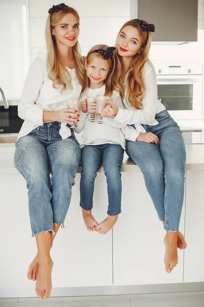 Moeder met dochter — Stockfoto